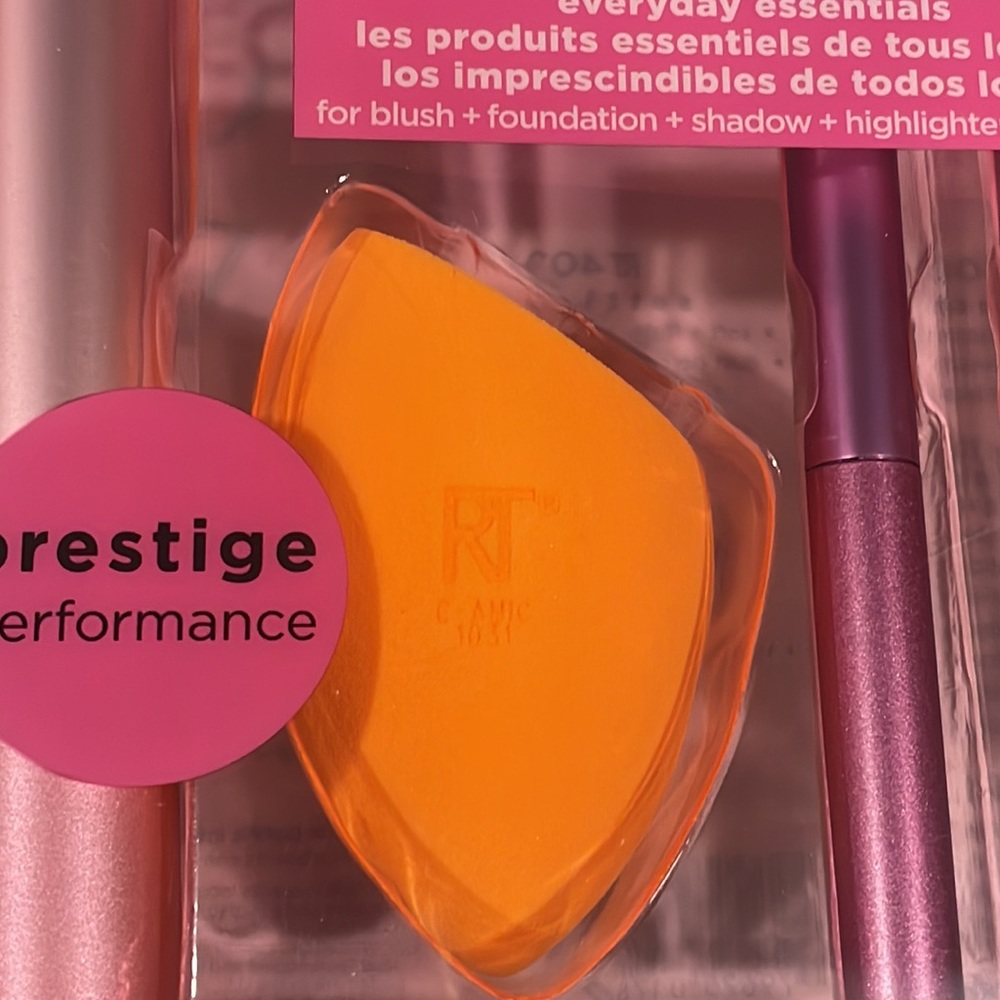 Real Techniques Everyday Essentials Brush Kit (NEVER USED) - Picture 4 of 5